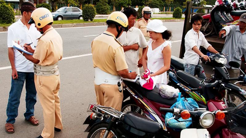 An Toàn Giao Thông:  Hình ảnh minh họa một người đang lái xe máy an toàn, đội mũ bảo hiểm và tuân thủ luật lệ giao thông.