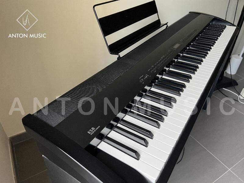 Bản phối piano của một bài dân ca Việt Nam được đặt trên giá nhạc, sẵn sàng cho người chơi luyện tập và biểu diễn