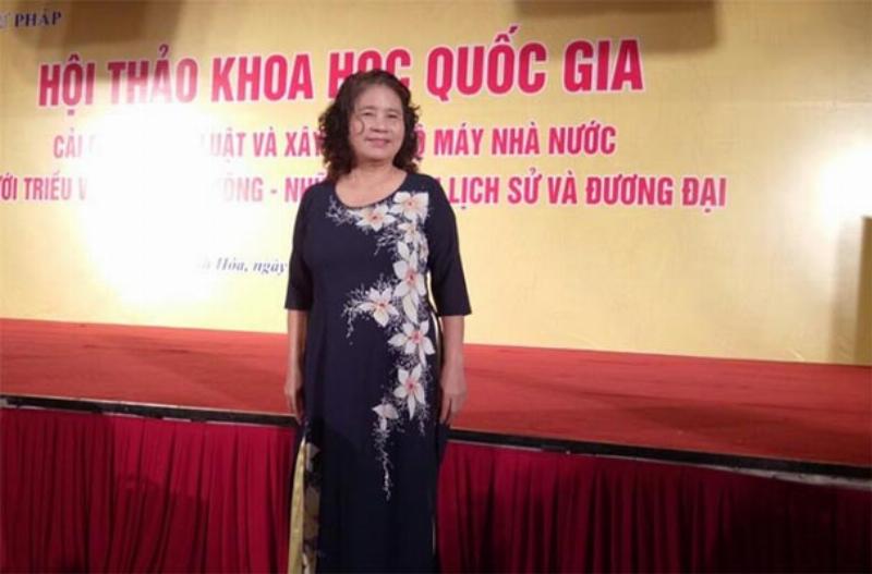 Hình ảnh một sinh viên luật đang viết báo cáo thực tập luật hành chính, xung quanh là sách luật và tài liệu chuyên ngành, thể hiện sự tập trung và nghiên cứu sâu