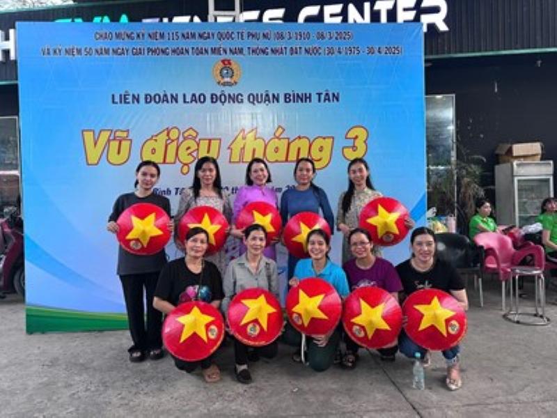 Một nhóm giáo viên đang tham gia buổi tập huấn về kỹ năng mềm, thảo luận sôi nổi và thực hành các tình huống giao tiếp, thể hiện quá trình học hỏi và cải thiện.