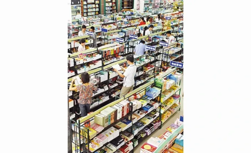 Người đọc chọn tác phẩm văn học nước ngoài phù hợp từ một giá sách đa dạng