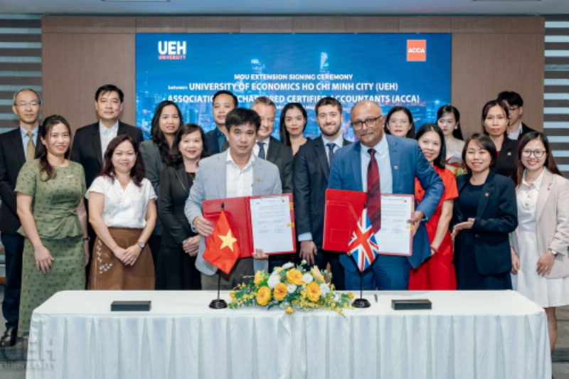 Hình ảnh nhóm người đang thảo luận, minh họa việc tìm kiếm và lựa chọn trung tâm đào tạo chứng chỉ kế toán trưởng uy tín dựa trên tiêu chí chất lượng