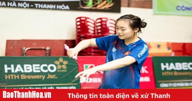 Hình ảnh sân cầu lông chuẩn bị cho lễ khai mạc với cờ hoa và backdrop