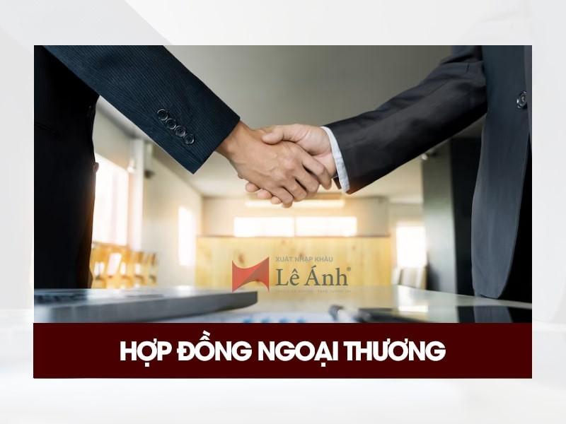 Một bộ chứng từ thanh toán quốc tế như Bill of Lading và Commercial Invoice đặt trên bàn làm việc, minh họa nội dung Tiếng Anh Chuyên ngành 1 FTU