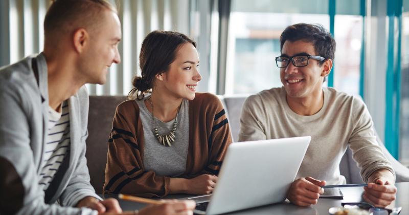 Hình ảnh một chuyên gia tư vấn hoặc quản lý đang nói chuyện hoặc trình bày trước một nhóm nhỏ, biểu tượng của chia sẻ kiến thức