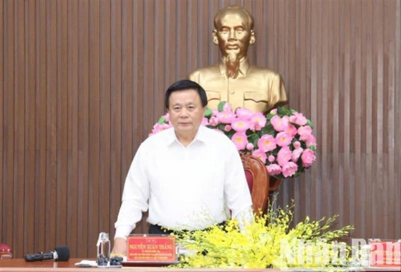 Hình ảnh minh họa một chuyên gia hoặc nhà sử học đang nghiên cứu tài liệu lịch sử