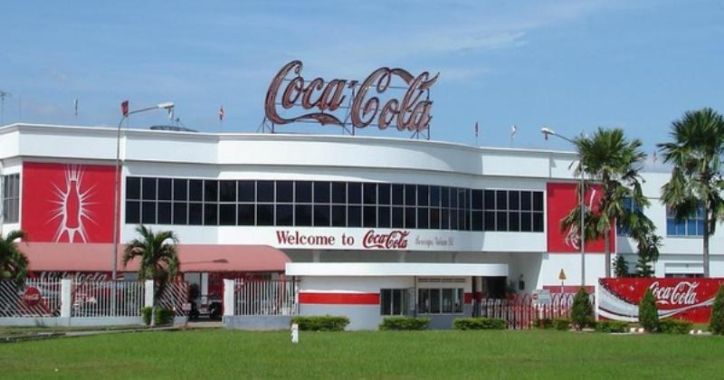 Bên trong một nhà máy sản xuất Coca-Cola tại Việt Nam, thể hiện dây chuyền đóng chai hiện đại và quy mô hoạt động tại thị trường địa phương.