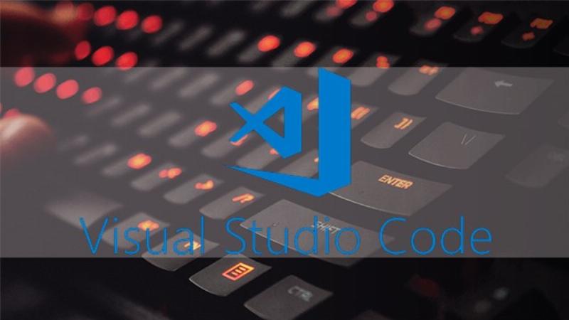 Giao diện minh họa của một trình soạn thảo code hiển thị mã hợp ngữ với cú pháp được tô màu, cạnh cửa sổ terminal chạy trình hợp dịch và gỡ lỗi