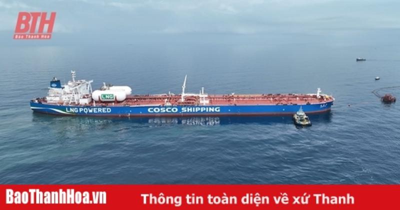Một khu công nghiệp hiện đại ở Việt Nam với nhiều nhà máy và xe tải đang xếp dỡ hàng hóa tại cảng hoặc trung tâm logistics, thể hiện sự phát triển công nghiệp và xuất nhập khẩu.
