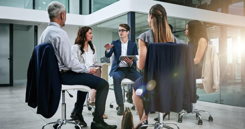 Nhà quản trị đối diện với các yếu tố ảnh hưởng khi ra quyết định, như cảm xúc, áp lực, thông tin