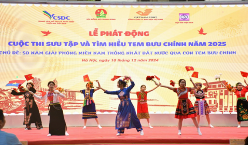 Hình ảnh mô phỏng một phong bì thư hoặc gói hàng với các dòng địa chỉ và vị trí chính xác để ghi mã bưu chính Đà Nẵng (khoanh vùng hoặc chỉ mũi tên).