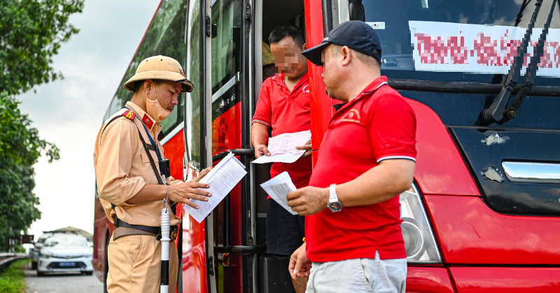 Gia đình chở quá tải trên xe máy