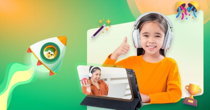 Hinh anh mot giao vien dang giao tiep tu nhien voi hoc sinh tren lop