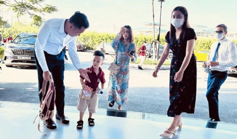 Hình ảnh một sinh viên đang ngồi học tập trung trước máy tính hoặc sách vở, có thể gợi ý việc học online hoặc học tại trường. Bối cảnh có thể là thư viện hoặc một góc học tập yên tĩnh.