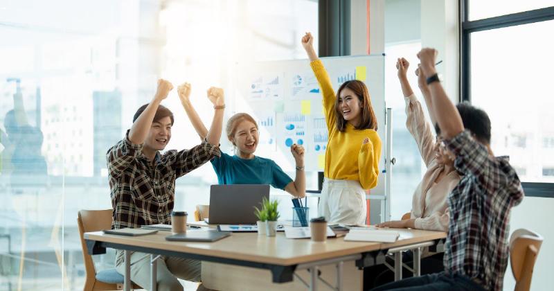 Một nhóm người đại diện cho các doanh nghiệp khác nhau đang hợp tác và trao đổi ý tưởng, minh họa vai trò của doanh nghiệp và sự cần thiết của hợp tác trong hoạt động xuất khẩu