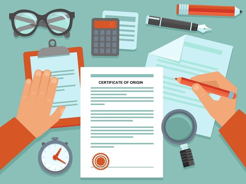 Một bàn làm việc với nhiều giấy tờ xuất nhập khẩu như hóa đơn, packing list, vận đơn, đang được kiểm tra cẩn thận