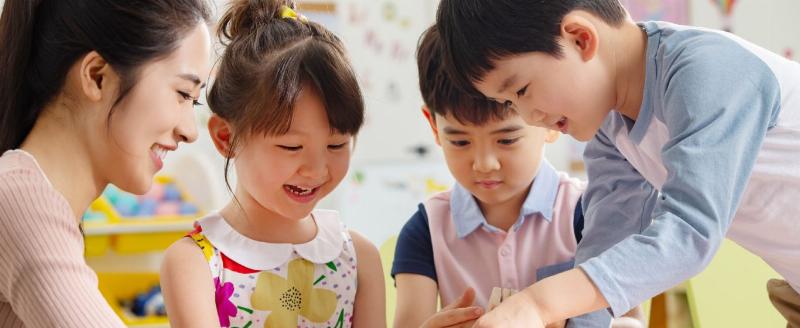Biểu tượng lợi ích khi làm bài tập đầu tư tài chính, sự tự tin và kiến thức vững vàng