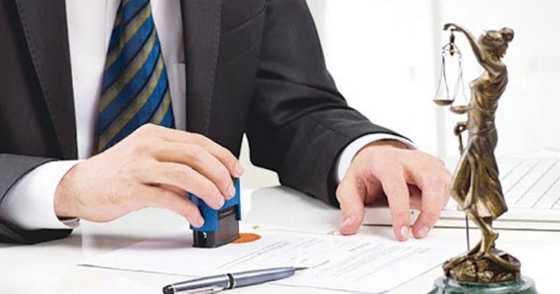 Một luật sư đang tư vấn cho khách hàng, minh họa việc áp dụng kiến thức pháp luật và nhận định luật tố tụng dân sự 2015 trong thực tiễn.