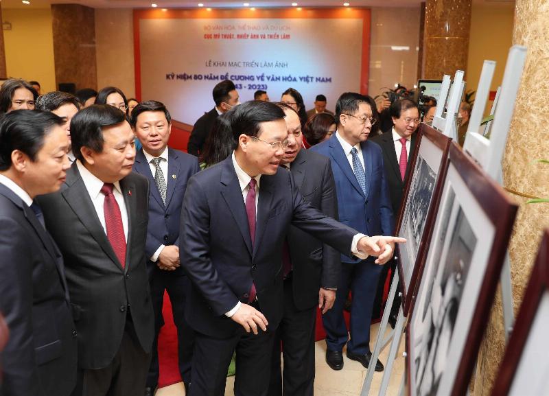 Hình ảnh minh họa những lưu ý quan trọng để học tốt môn hành chính văn phòng theo đề cương, tập trung vào thực hành và liên hệ thực tế