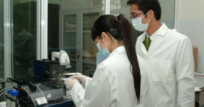 Hình ảnh minh họa các yếu tố cần lưu ý khi áp dụng nguyên lý thị trường tài chính, bao gồm tâm lý, quy định, và sự kiện bất ngờ