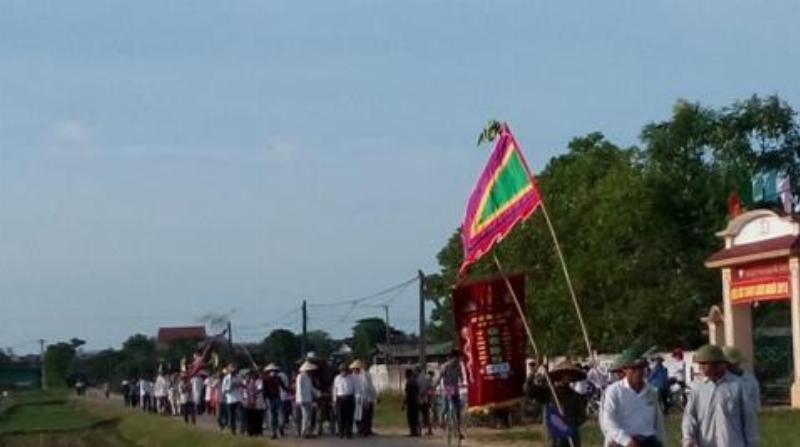 Hình ảnh minh họa các lưu ý khi làm bài tập Luật Chứng khoán: biểu tượng cập nhật (mũi tên xoay vòng), quyển luật, bóng đèn ý tưởng, và hai người đang thảo luận