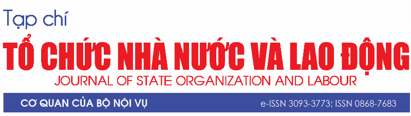 Người nữ 1976 đang cân nhắc các yếu tố trong cuộc sống, biểu tượng cho việc xem xét mệnh một cách khoa học