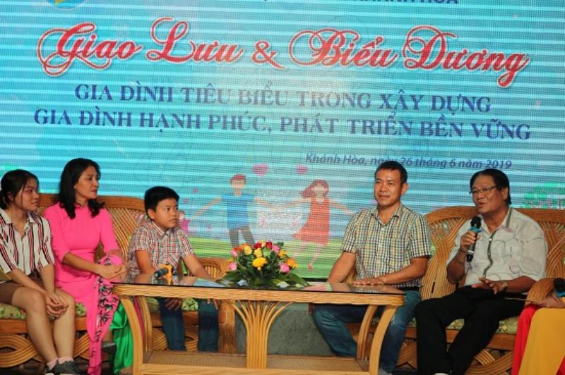 Những lưu ý và kinh nghiệm quan trọng để duy trì hòa khí và hạnh phúc trong gia đình 2 thế hệ