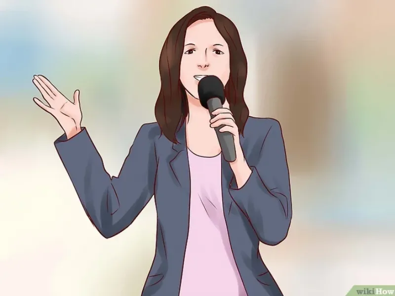 MC tươi cười đang dẫn chương trình buổi giao lưu bóng đá, tạo không khí vui vẻ và kết nối