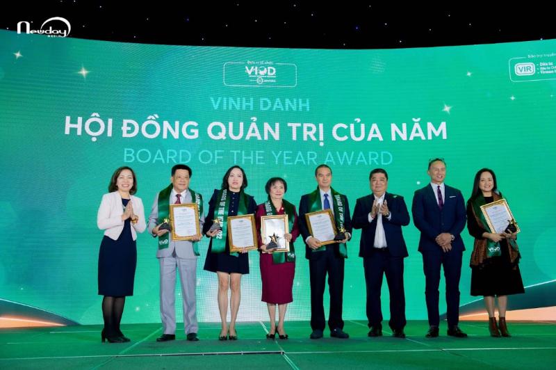 MC đang giao tiếp tự tin với khán giả, có thể đang xử lý một tình huống bất ngờ hoặc tương tác để khuấy động không khí tại buổi giao lưu bóng đá