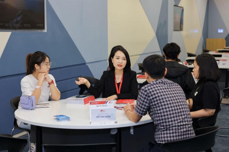Hình ảnh người kế toán chuyên nghiệp đang học tập, minh họa mục tiêu chinh phục chứng chỉ kế toán trưởng và kiến thức cần thiết