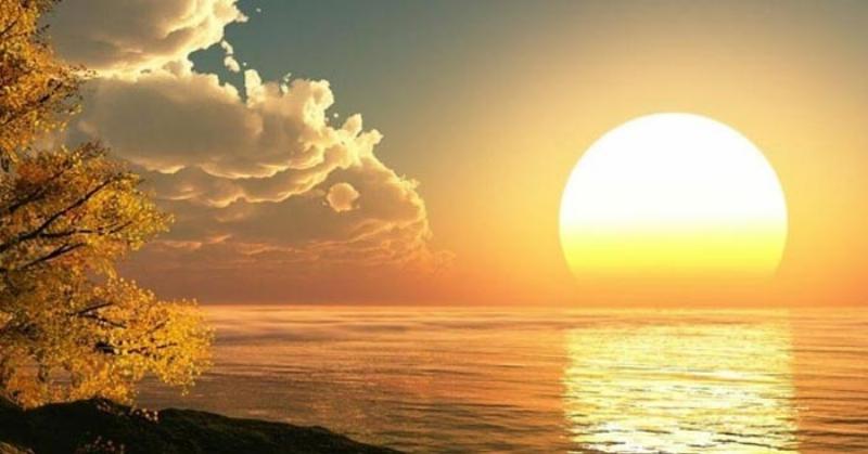 Một người đang leo lên đỉnh núi, mặt trời mọc phía chân trời, biểu tượng cho việc vượt qua thử thách và nhận được bài học từ "quà tặng cuộc sống"