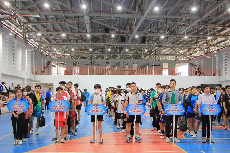 Hình ảnh nghi thức chào cờ tại lễ khai mạc giải cầu lông với mọi người đứng nghiêm trang