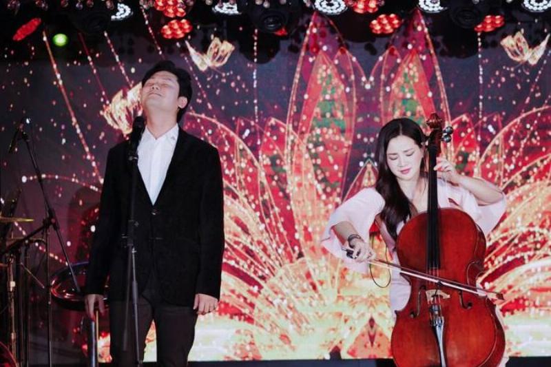 Người chơi piano đang tập luyện bản nhạc Bèo Dạt Mây Trôi, thể hiện sự say mê với giai điệu dân ca Việt Nam