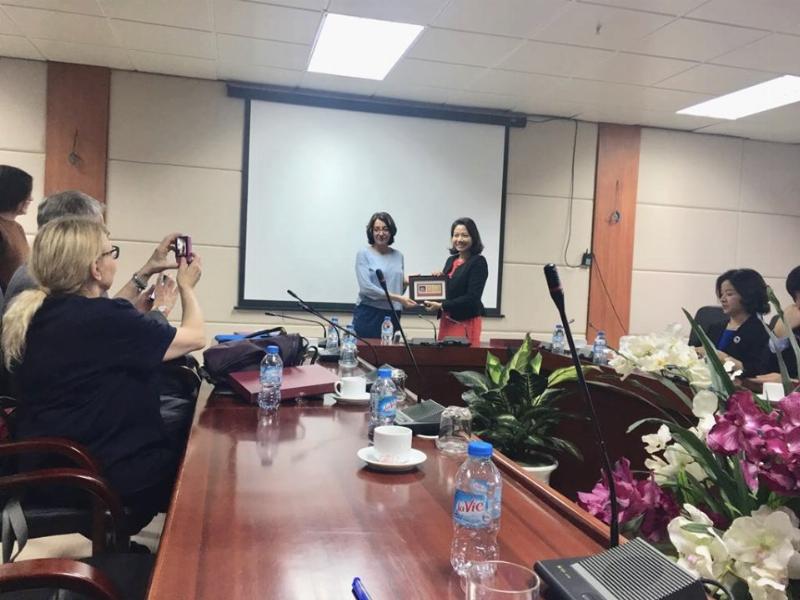Hình ảnh minh họa sách, bản đồ cổ hoặc tài liệu nghiên cứu lịch sử, thể hiện sự đáng tin cậy của nguồn thông tin