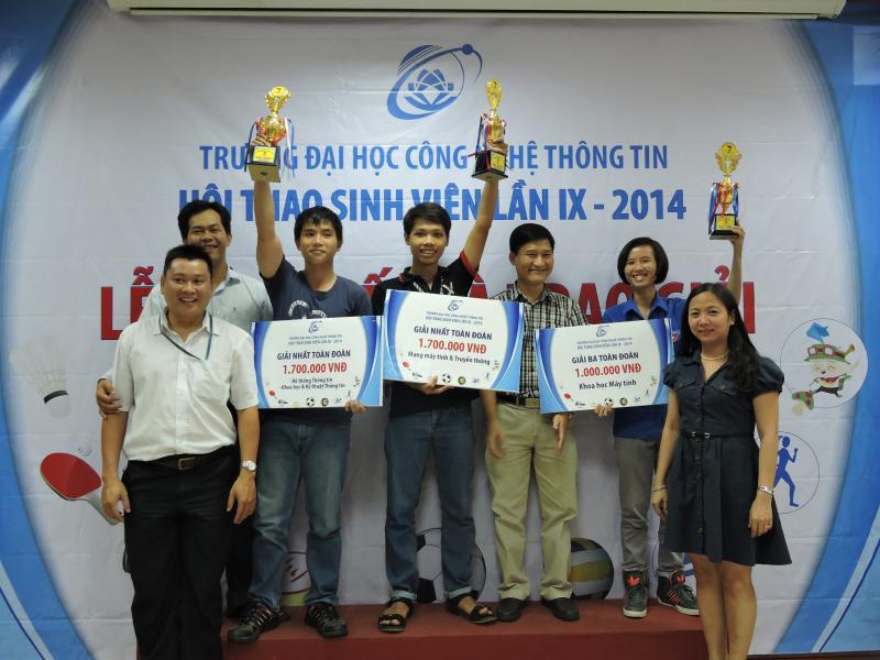 Một nhóm sinh viên đang ngồi quanh bàn, thảo luận sôi nổi về tài liệu pháp luật, thể hiện việc học tập và trao đổi kiến thức pháp lý.