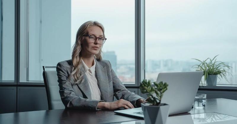 Dấu hiệu nhận biết phong cách lãnh đạo dựa trên phân loại tại môi trường doanh nghiệp