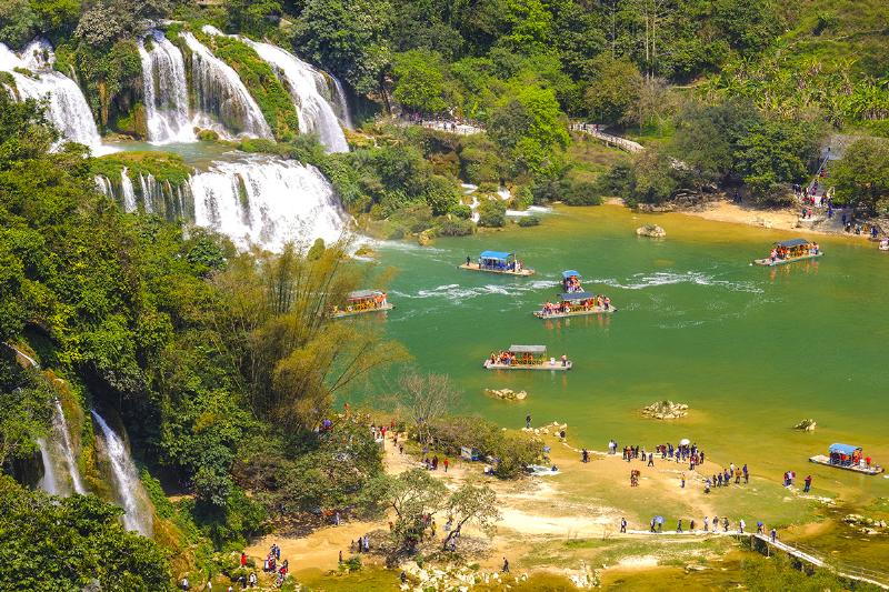 Hinh anh mot nhom nhan vien du lich dang tham gia khoa dao tao ve ky nang phuc vu khach hang hoac ngoai ngu, trong mot khong gian chuyen nghiep.