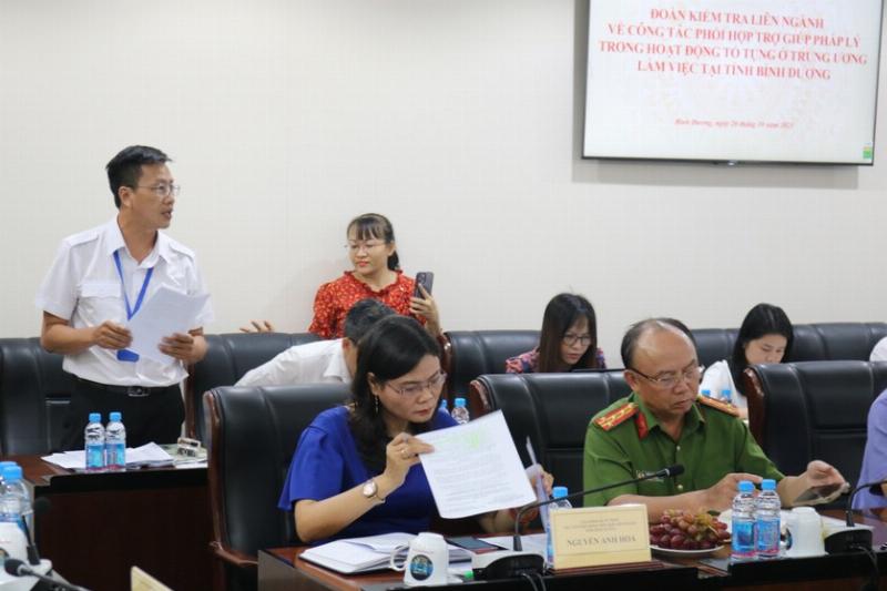 Hinh anh nhan vien cong so phoi hop lam viec de nang cao hieu qua hoat dong