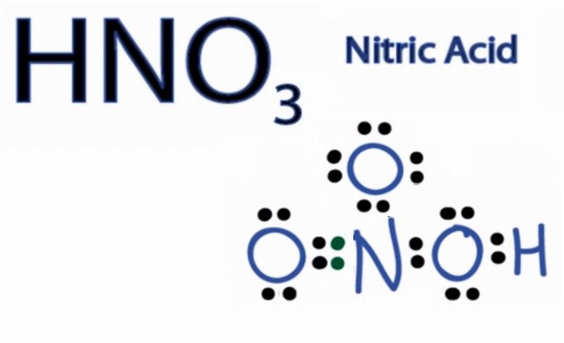 Hình ảnh một phòng thí nghiệm hóa học với thiết bị chưng cất, bình cầu, minh họa quy trình tổng hợp hóa chất