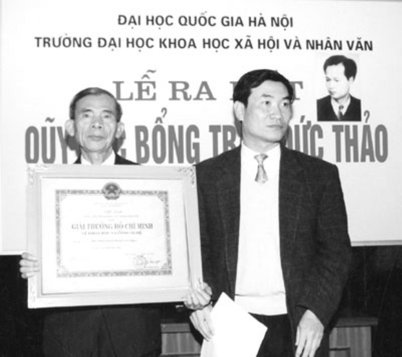 Một sinh viên cao học đang say mê nghiên cứu các cuốn sách triết học cổ điển và hiện đại để chuẩn bị cho tiểu luận triết học cao học của mình