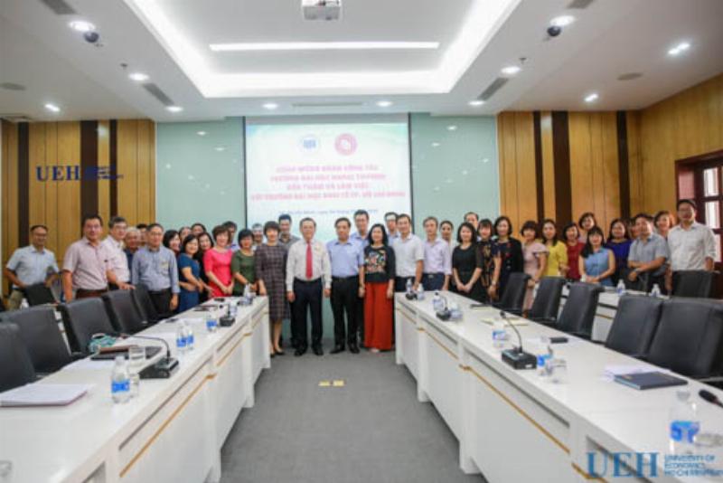 Một nhóm sinh viên FTU đang thảo luận và làm bài tập Tiếng Anh Chuyên ngành 1 cùng nhau trong phòng học, thể hiện tinh thần học nhóm hiệu quả
