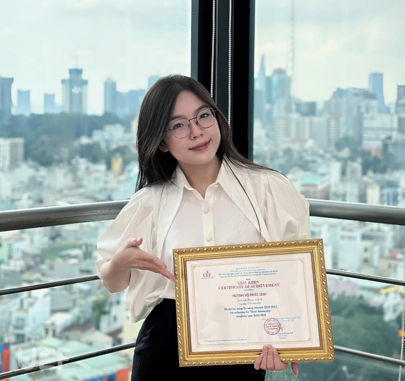 Một sinh viên đang tập trung ôn tập bằng trắc nghiệm nghiên cứu marketing với sách vở xung quanh