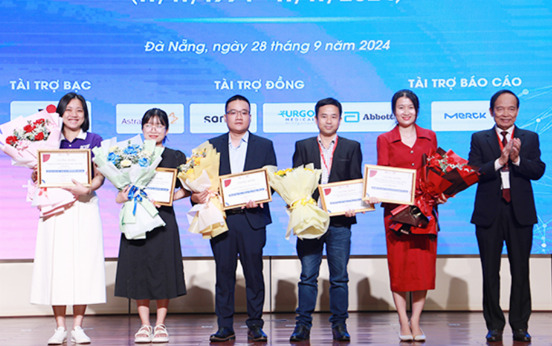 Một nhóm sinh viên DTU đang thảo luận về các vấn đề kinh tế vi mô, minh họa tầm quan trọng của việc trao đổi và học hỏi lẫn nhau khi học kinh tế vi mô dtu.