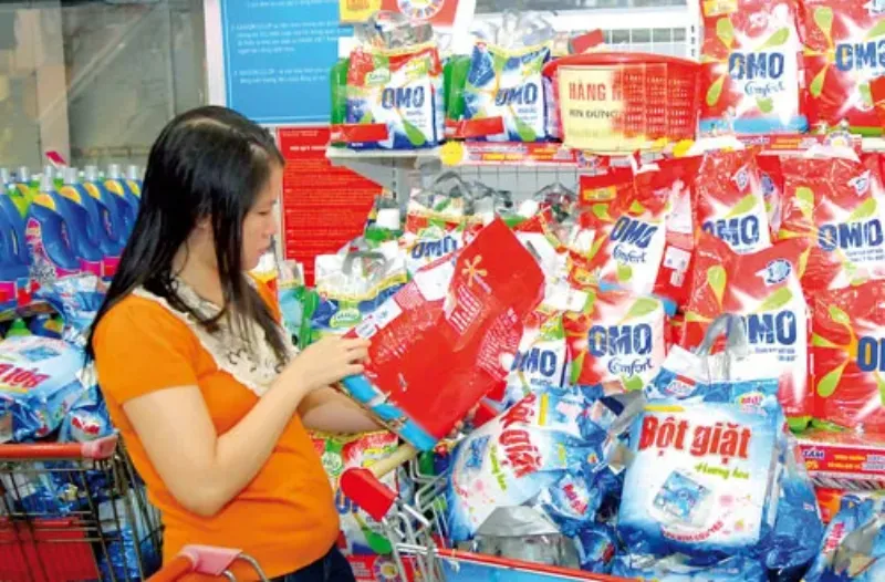 So sánh các chiến lược thị trường bột giặt: Cao cấp, Ngách và "Vì Dân".