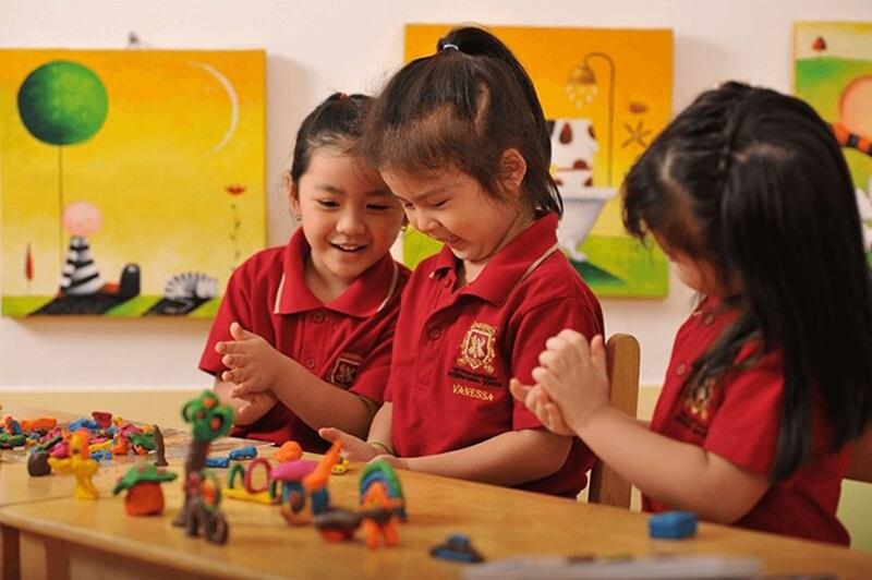Một hình ảnh minh họa thói quen học tập tốt: lịch học, ghi chú, môi trường học tập gọn gàng.