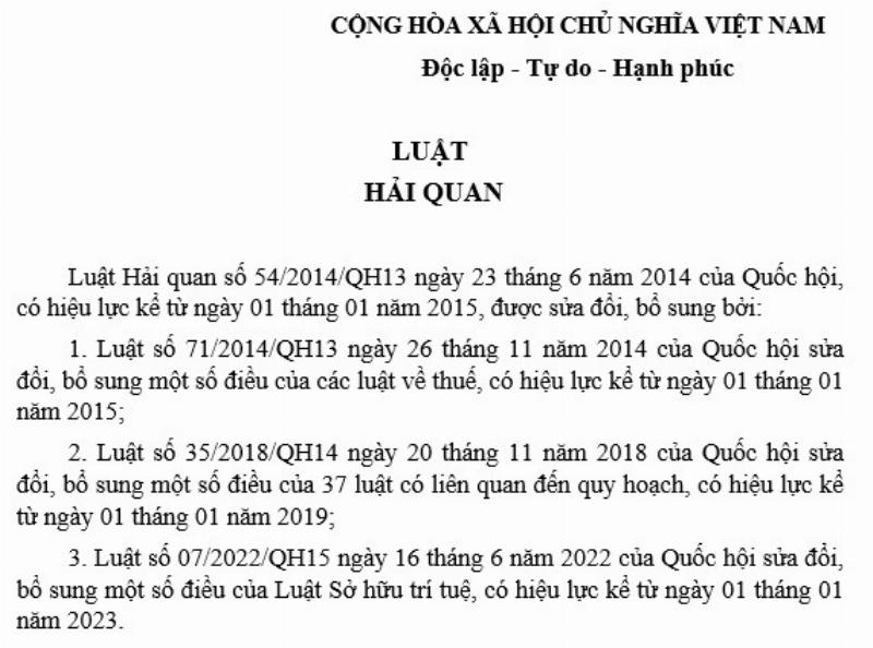 Nhân viên hải quan kiểm tra hàng hóa tại cảng biển