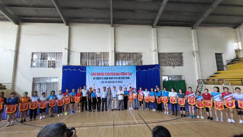 Hình ảnh đại diện ban tổ chức trao cờ lưu niệm cho các đội tại lễ khai mạc