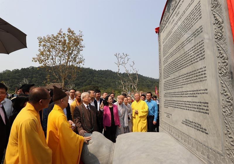 Trẻ em Việt Nam học tập và vui chơi, thể hiện sự phát triển con người trong nền văn hóa mới