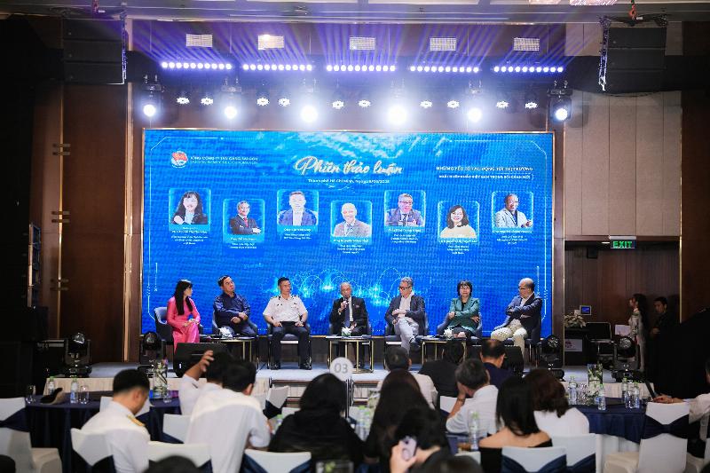 Minh họa tương lai của ngành XNK với sự hỗ trợ mạnh mẽ của công nghệ số toàn cầu. Bao gồm các yếu tố như tàu hàng tự hành, kho thông minh, giao dịch blockchain, và mạng lưới kết nối toàn cầu.