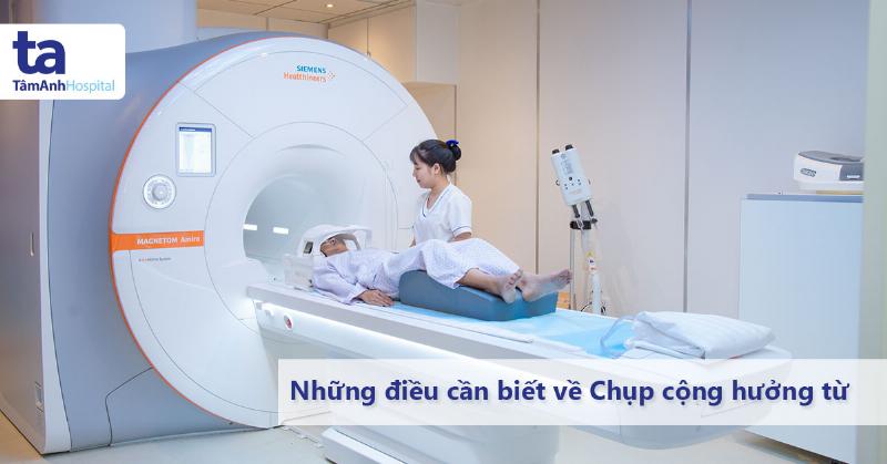 Ưu nhược điểm ban xã hội: hình ảnh học sinh đang thuyết trình trước lớp